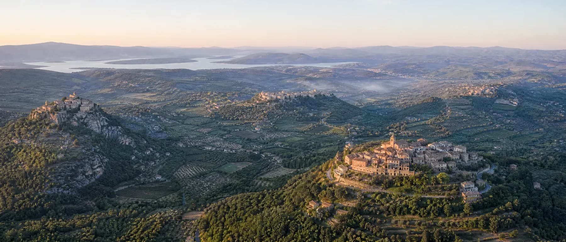 Vue aérienne du Pays de Fayence avec ses collines verdoyantes, villages perchés et le lac de Saint-Cassien